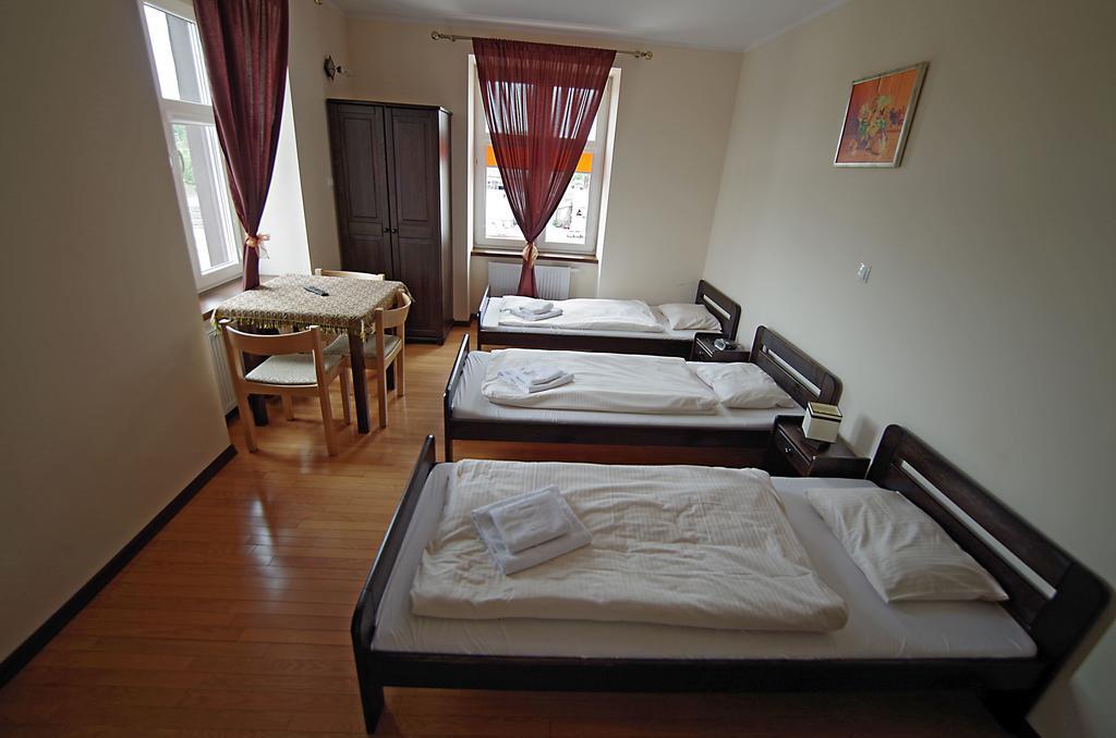 Hotelik Hermes Pieniezno Bagian luar foto